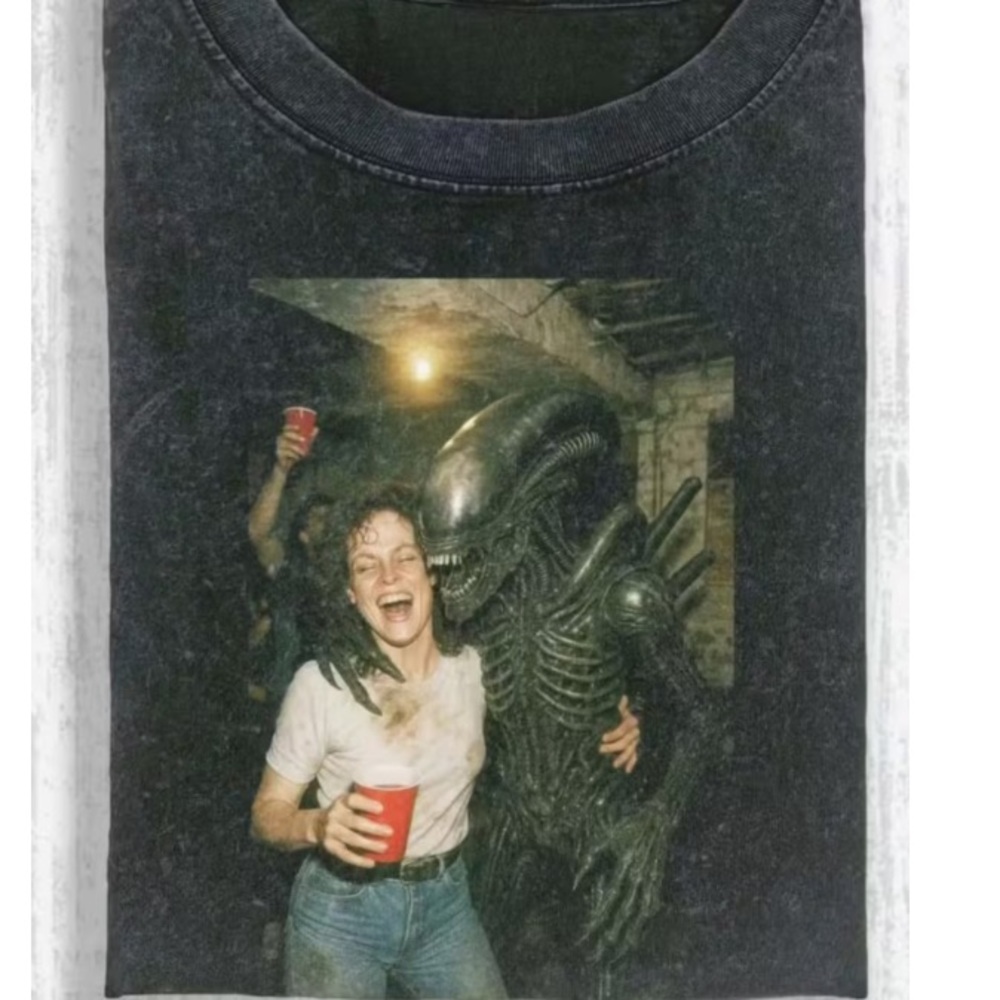 NEW ALIEN Sigourney tee Black Graphic T-Shirt